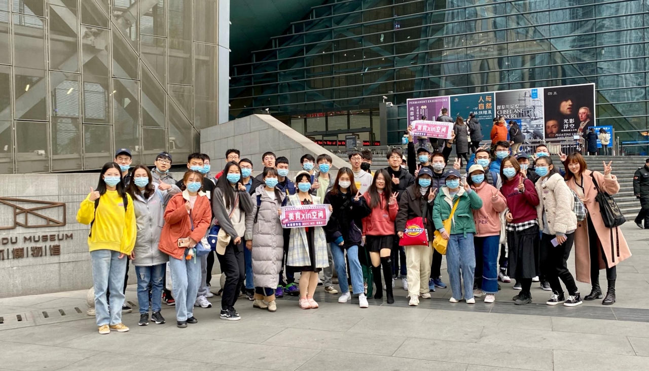 信通学院美育xin空间举办油画观展及油画体验活动