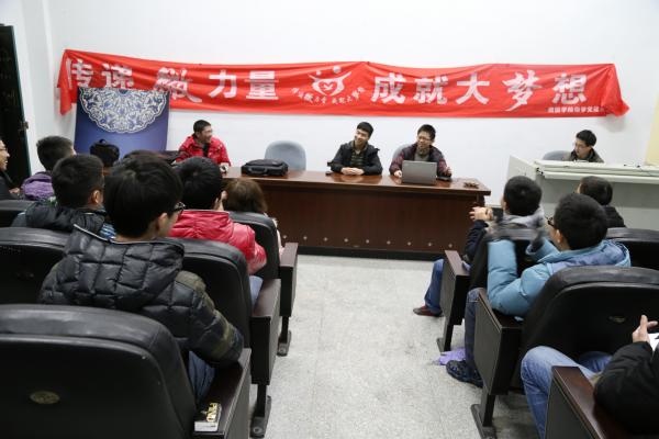 微梦党建委员会在屯溪一中举行宣讲会