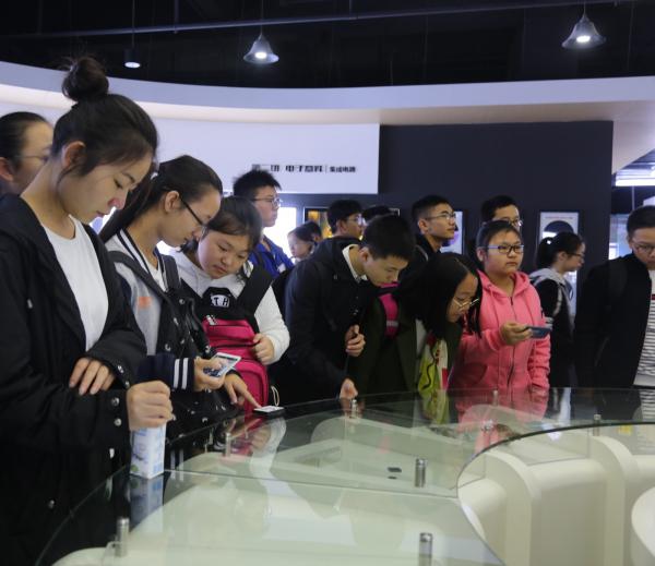 棠湖中学100余位中学生来校与成电“亲密接触”