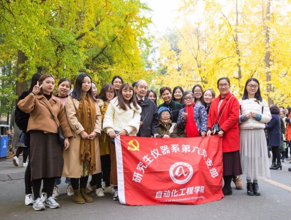 自动化学院学生党支部开展关爱离休教师活动