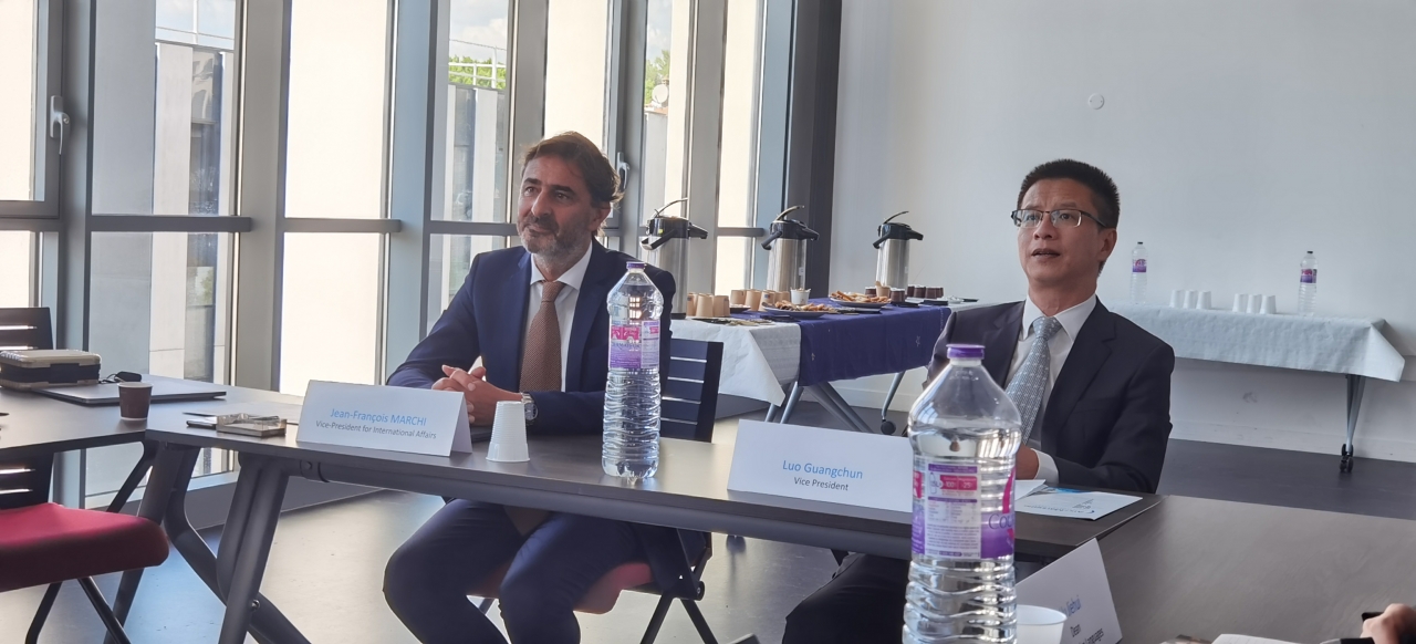 罗光春与Jean Francios Marchi观看学校介绍.jpg