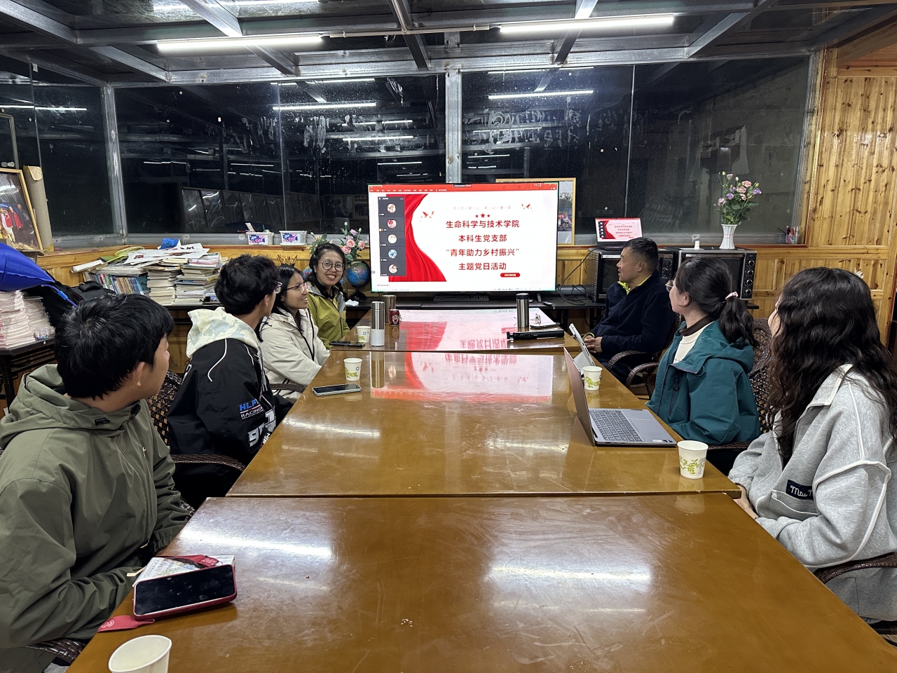 生命学院本科生党支部与亚弄村党支部联合开展主题党日活动