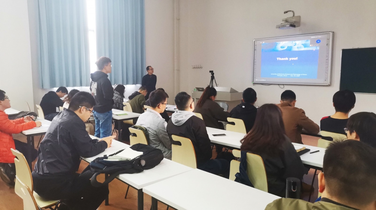 学生讨论2.jpg 学生讨论2.jpg