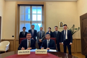 校领导率团访问意大利