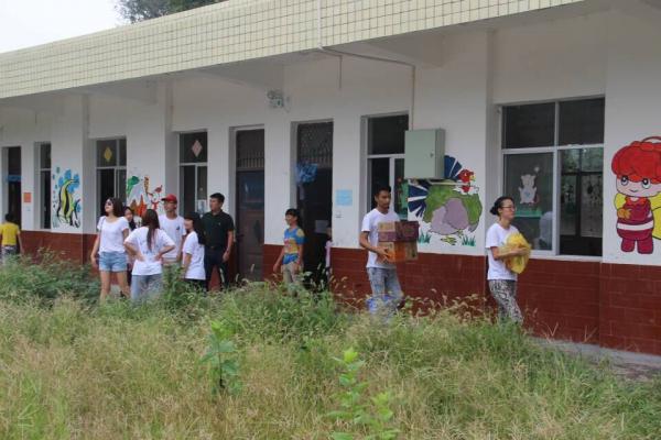 【实践】中江县团委慰问物电学院支教队