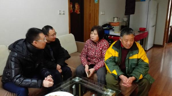 ​学校武装部看望慰问军烈属代表