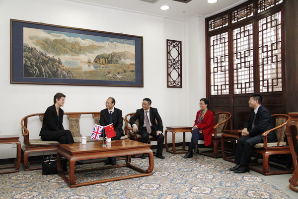 英国驻华大使吴百纳女士访问我校