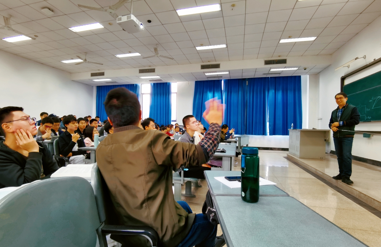 华为专家在授课中.jpg 华为专家在授课中.jpg