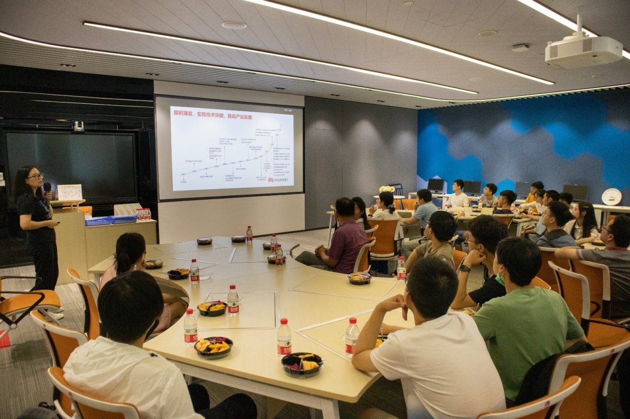 英才学子赴华为成都研究所参观交流