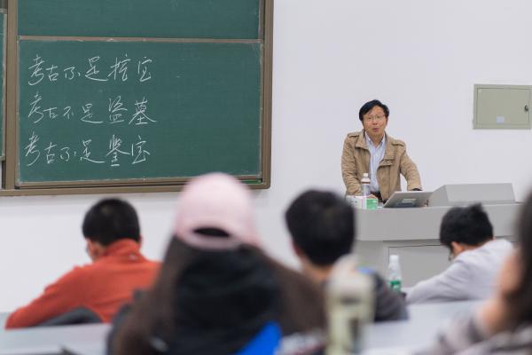省文物考古研究院院长高大伦带领成电学子走进考古