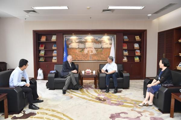 美国克里斯托弗纽波特大学副校长罗伯特·科尔文受聘为我校客座教授