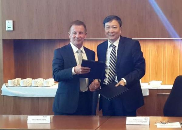 与澳大利亚悉尼科技大学签约.JPG 与澳大利亚悉尼科技大学签约.JPG