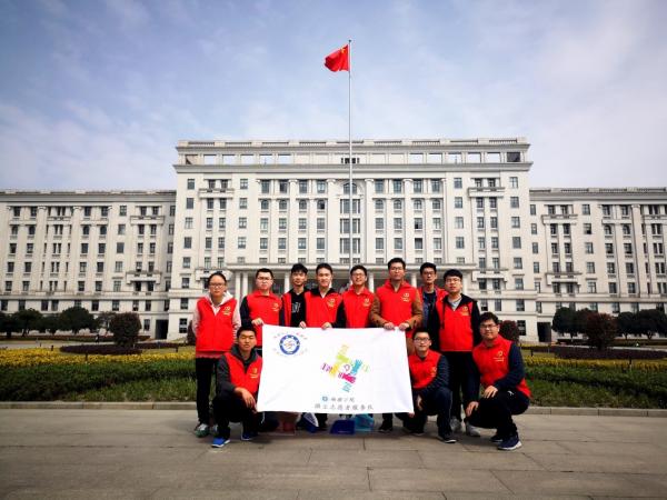 成电志愿者以实际行动弘扬雷锋精神