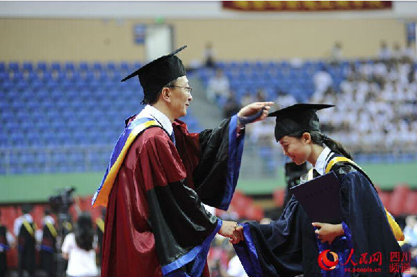 【毕业】人民网：电子科大毕业典礼 耄耋老人入亲友团参观孙儿母校