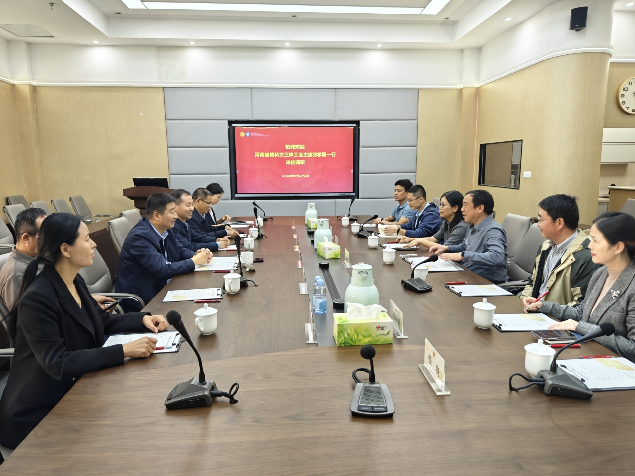 河南省教科文卫体工会主席张学勇一行来校调研