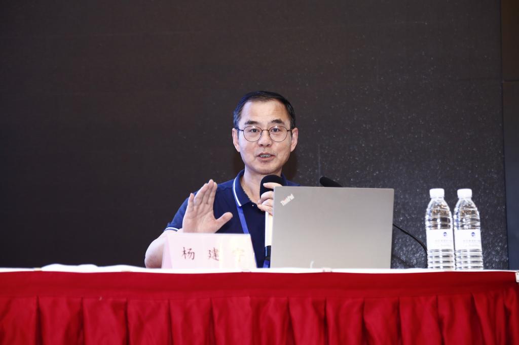 杨建宇教授携“科研育人新工程教育计划”团队在第一届工程教育创新论坛上做特邀报告