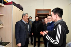 校领导看望慰问寒假留校学子和一线员工
