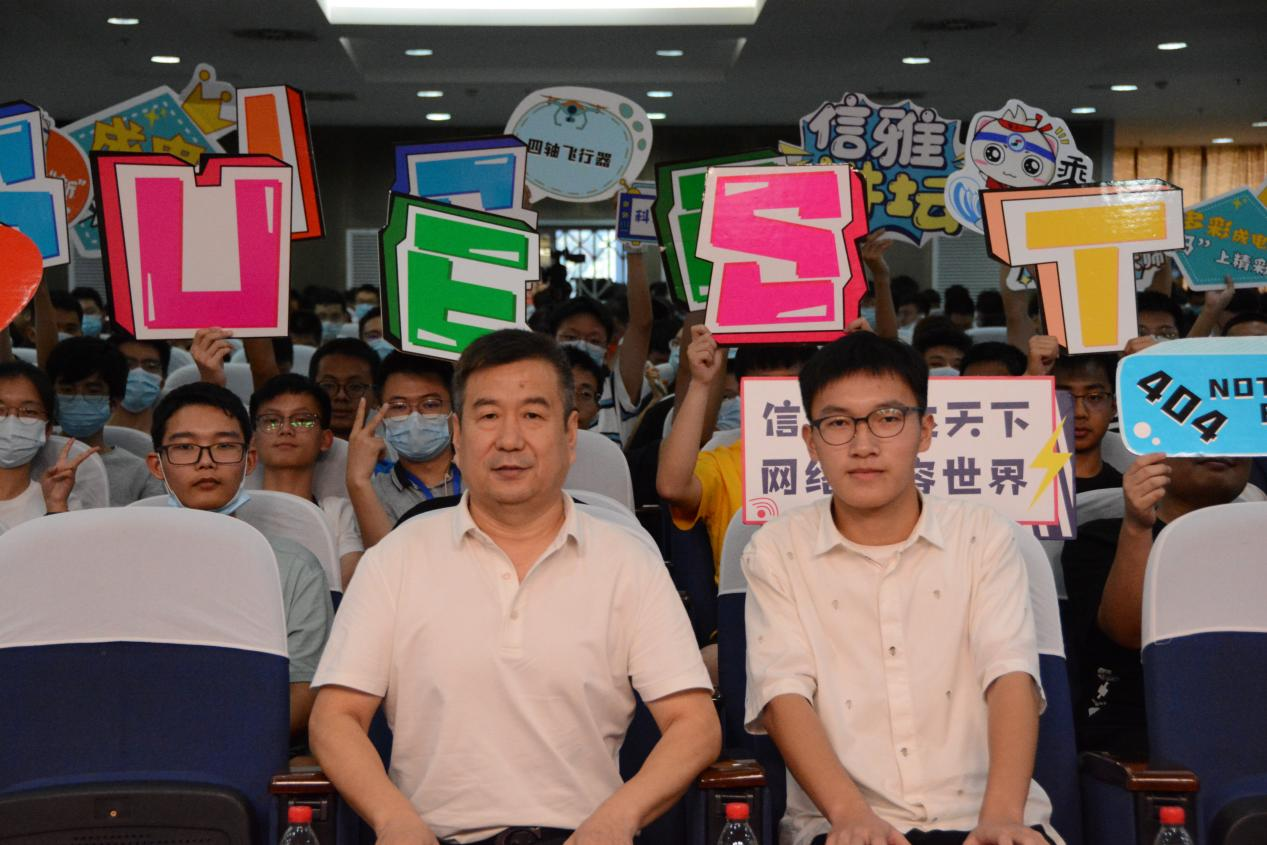 【成电讲堂】翟立新与成电学子畅谈创新图强