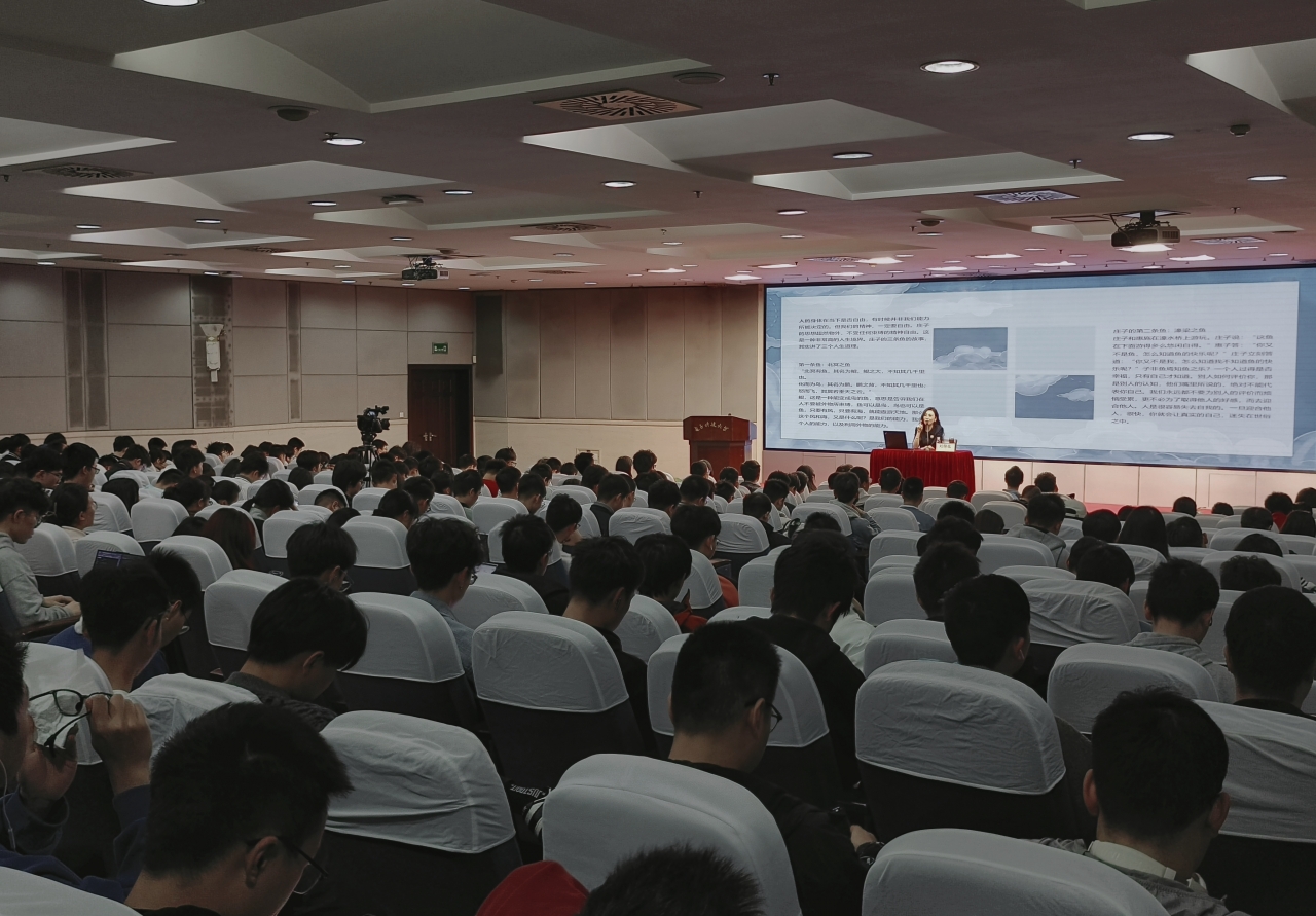 知名作家刘锦孜鼓励成电学子“去经历、去热爱、去痛快地绽放生命”