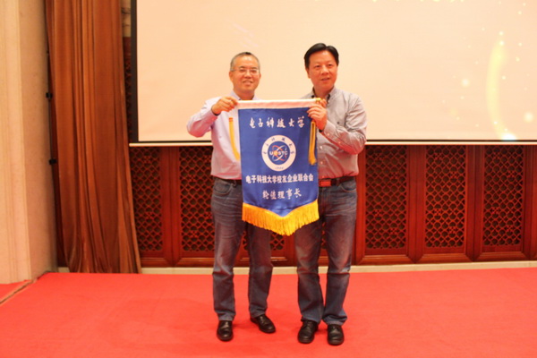 王东辉 王亚非.JPG 859a09a06aaa09d39754b1bbe699749c.jpg