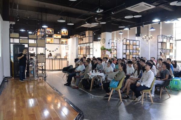 【成电讲坛】艺术评论家蓝庆伟带领师生探寻美术馆的秘密