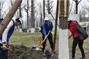 师生义务植树  建设美丽成电