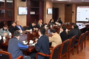 学校召开党委理论学习中心组（扩大）会议深入学习五中全会精神
