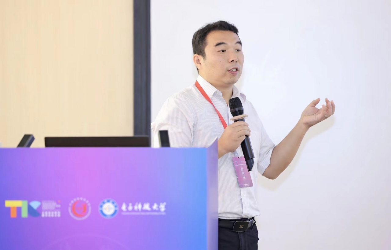 7-肖鸣宇作报告.jpg 7-肖鸣宇作报告.jpg