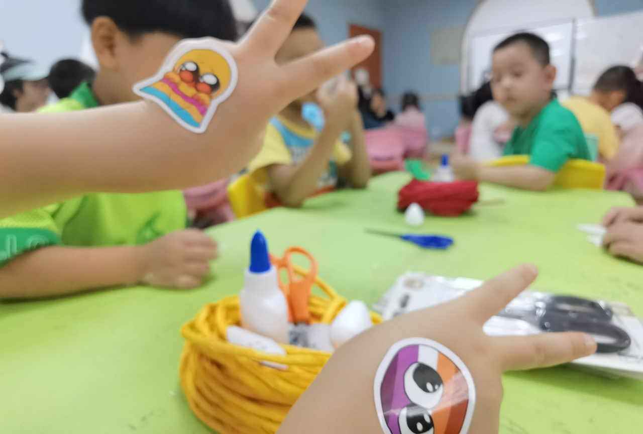 纸藤花手工课带领小朋友们在动手中感受生命的多姿多彩3.jpg 纸藤花手工课带领小朋友们在动手中感受生命的多姿多彩3.jpg