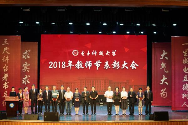 领导都上台了.jpg 领导都上台了.jpg