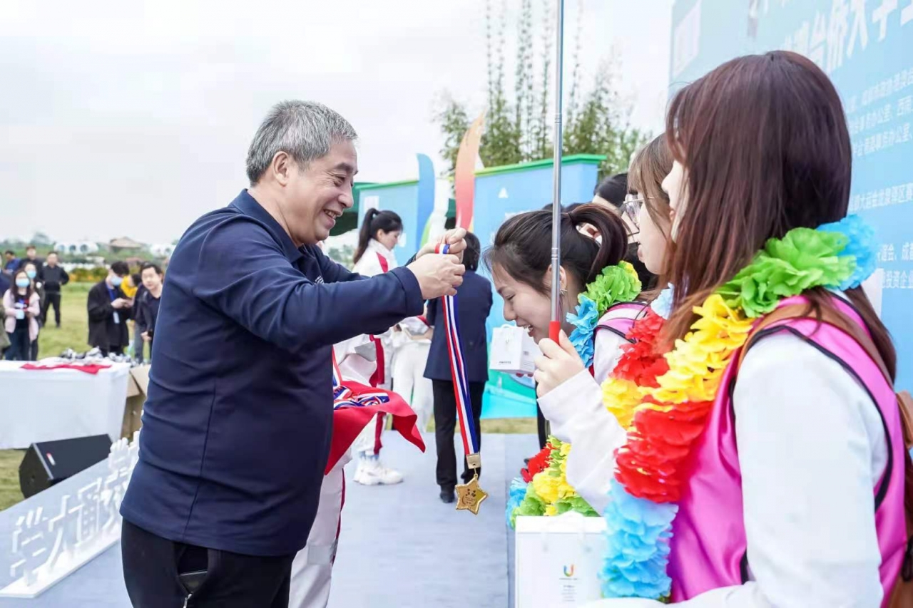 颁奖.jpg 颁奖.jpg