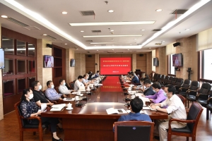 学校召开党委理论学习中心组（扩大）集体学习会议  传达学习2022年全国两会精神