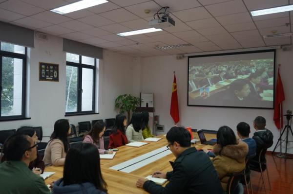 电子科大师生员工热切关注全国两会召开