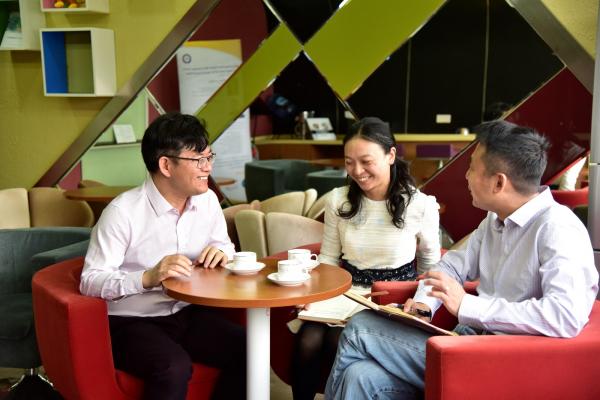 (左起)王志明,张研宁,牛晓滨.jpg (左起)王志明,张研宁,牛晓滨.jpg