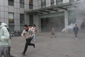 学校举行2023年“11.9”消防宣传月疏散逃生演练