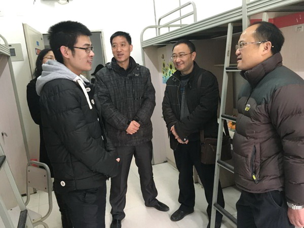 大年初一学校领导到宿舍看望留校同学