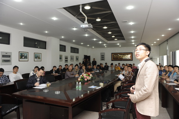 全国优博获得者陈益凯博士到物电学院交流