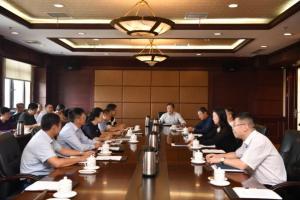 学校党委中心组专题学习全国教育大会精神