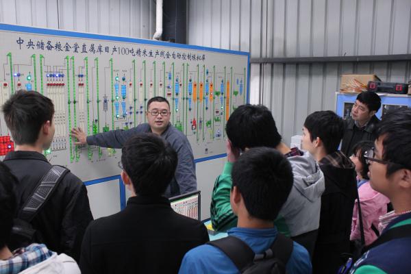 后勤集团组织学生代表参观食品原材料生产基地