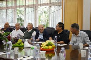 【甲子校庆】物电学院高能所老中青三代科研工作者举行座谈