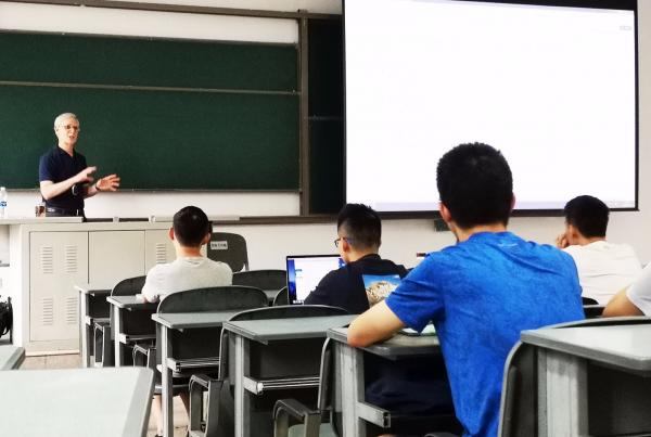 授课中 (1).jpg 授课中 (1).jpg