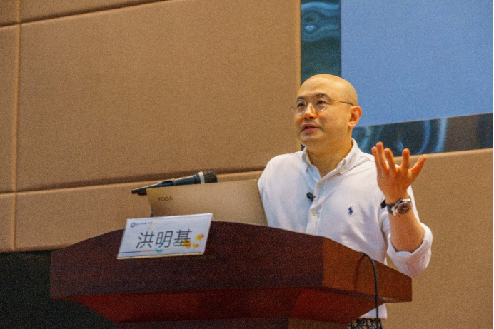 【成电讲坛】全国政协委员洪明基先生分享如何做最好的自己