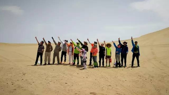 宁夏校友会举行校友第二季沙漠徒步活动