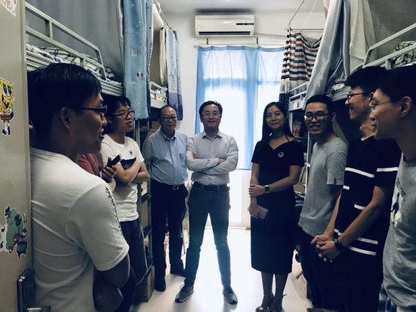 5 院领导走访寝室.jpg 5 院领导走访寝室.jpg