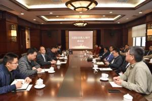 学校召开大团队负责人、骨干座谈会