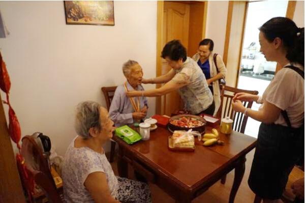 学校看望慰问抗战老同志并颁发纪念章