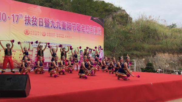 艺术团师生观摩调研非遗文化.jpg 艺术团师生观摩调研非遗文化.jpg