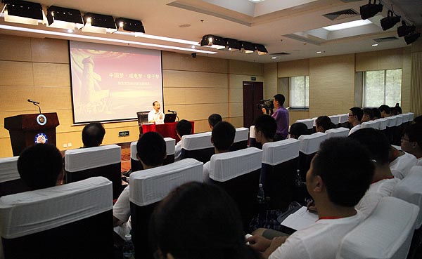 王志强书记为2014级本科新生党员授党课