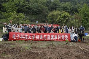 学校党员师生代表赴龙泉山“包山头”开展植树活动