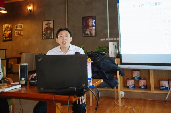 【成电下午茶】九洲集团党委书记王国春与学子共话大学物理